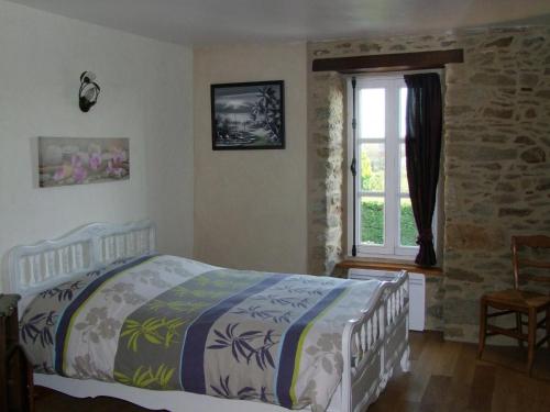 康卡勒L'Tas De Cailloux的卧室配有白色的床和窗户。