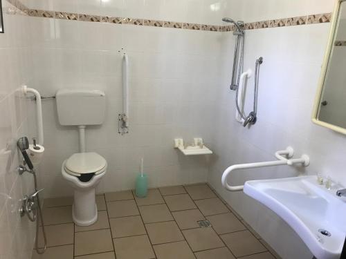 曼杜里亚Villaggio Turistico Malibuù的一间带卫生间和水槽的浴室
