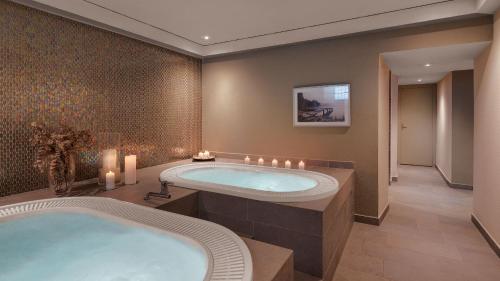 达沃斯莫罗萨尼施威策霍夫酒店的浴室设有大浴缸,内配蜡烛