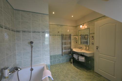 玛丽亚温泉圣格尔格葛拉尼酒店的带浴缸和盥洗盆的浴室