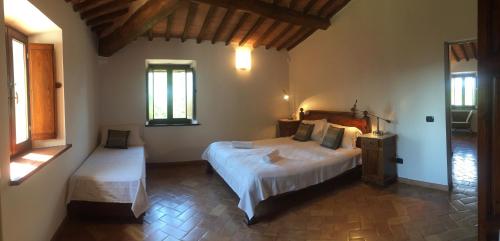 塞吉阿诺Villa Gaia的一间卧室设有一张大床和一个窗户。