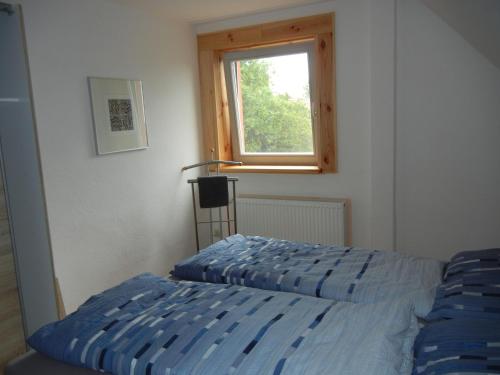 SchönebergKranichruf的一间卧室设有一张床和一个窗口