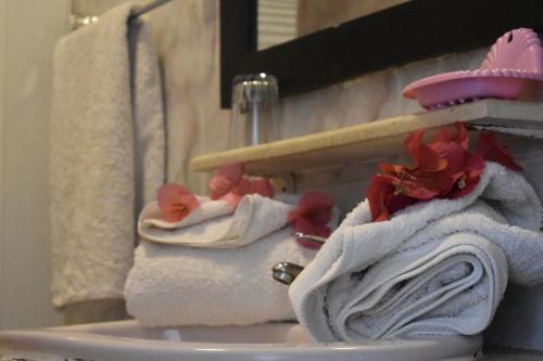 艾因代拉希姆Residence Panorama的一间带毛巾的盥洗盆和卫生间的浴室