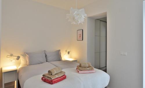 阿利坎特Wonderful City Apartment Av Salamanca by NRAS的卧室配有白色床和毛巾