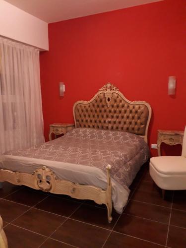 马德普拉塔Edificio Valle的一间卧室设有一张床和红色的墙壁