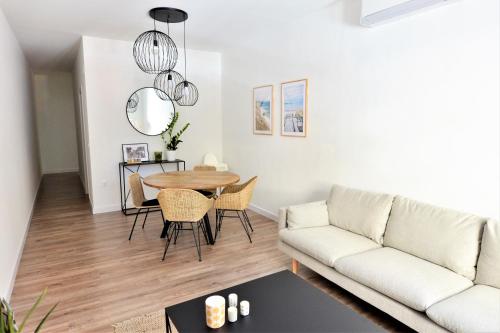 阿利坎特Wonderful City Apartment Av Salamanca by NRAS的客厅配有沙发和桌子