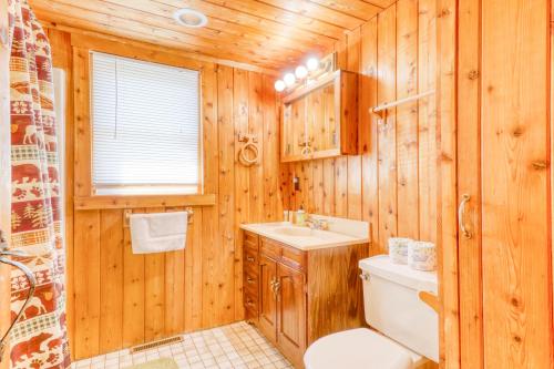 CarrollTwin View Log Home的木制浴室设有卫生间和水槽