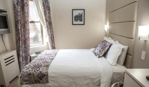 纽约达芬奇酒店 的一间卧室设有一张床和一个窗口