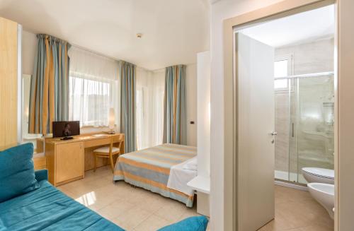 阿尔巴·阿德里亚蒂卡Almaluna Hotel & Resort的一间酒店客房 - 带一张床和一间浴室