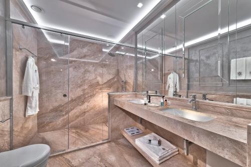 阿巴诺泰尔梅泰尔梅总统酒店的一间带两个盥洗盆和淋浴的浴室
