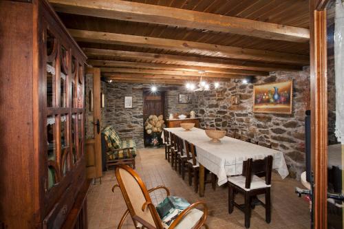 Posada de RengosCasa Ponce的一间设有桌椅和石墙的用餐室
