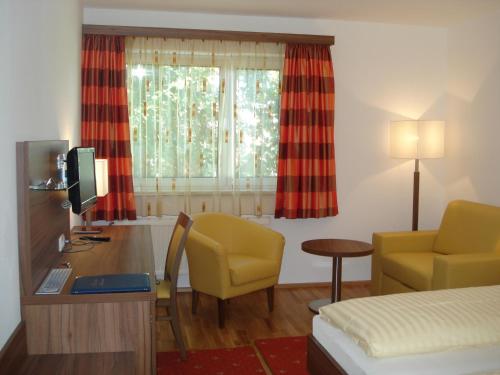 林茨阿尔特勒酒店的酒店客房设有一张桌子、一张床和一个窗户。