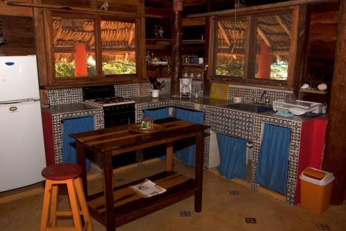 奥尔沃克斯岛卡萨瑟蕾莎酒店的厨房的柜台铺有蓝色和白色的瓷砖