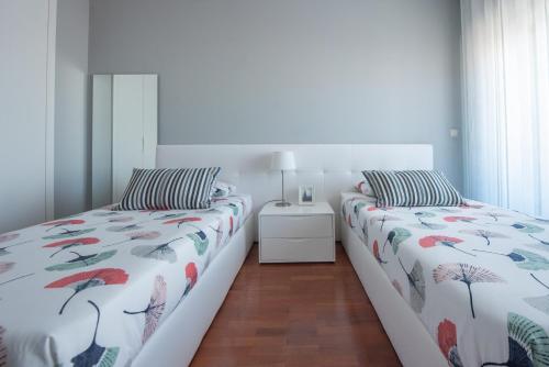 马托西纽什Apartamento Mouzinho de Albuquerque的卧室内两张并排的床