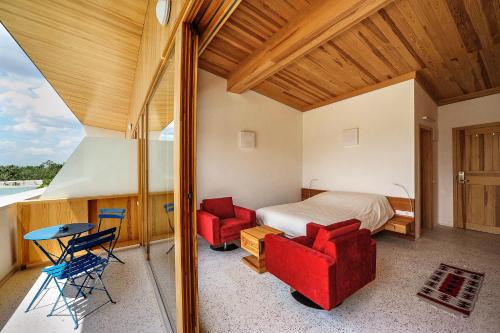 普里什蒂纳格拉查尼察酒店的一间卧室配有一张床、两把椅子和一张桌子
