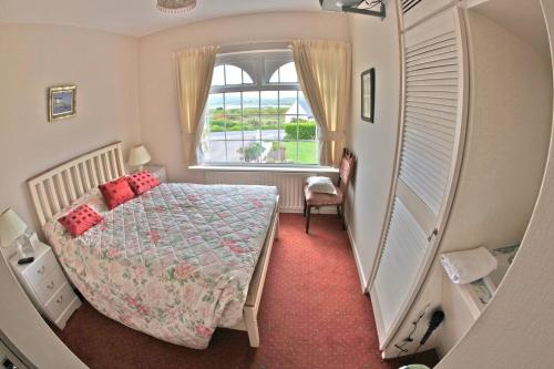 凯尔西温海风住宿加早餐旅馆的一间小卧室,配有床和窗户