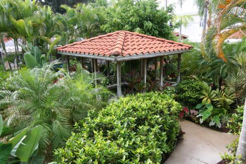 威尼斯Tropical Villas Of Venice Beach的花园中带红色屋顶的凉亭