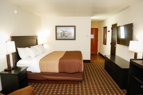 比林斯比林斯酒店及会议中心 的酒店客房,配有一张床和两盏灯