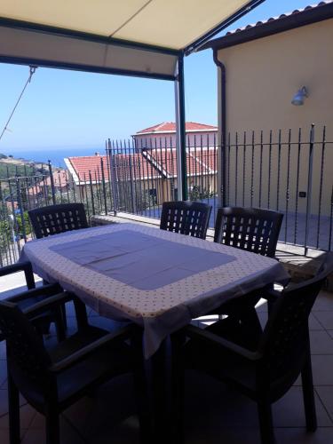 圣托·斯特凡诺·阿尔马尔Barbara's House - Liguria的美景阳台配有桌椅