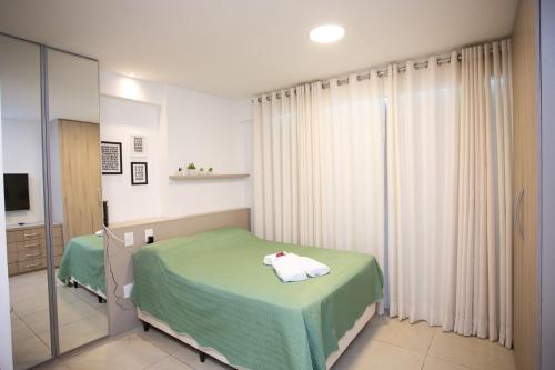 累西腓Flat Boa Viagem的一间医院间,配有床和镜子