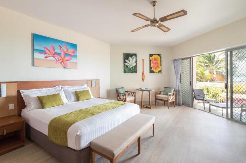 拉罗汤加Moana Sands Lagoon Resort - Adults Only的一间带大床的卧室和一个阳台