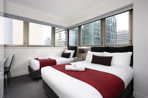 布里斯班乔治威廉斯酒店的酒店客房带两张床和窗户