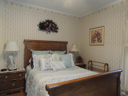 卡纳登西斯布鲁克景庄园住宿加早餐旅馆的卧室配有一张挂着花圈的床。