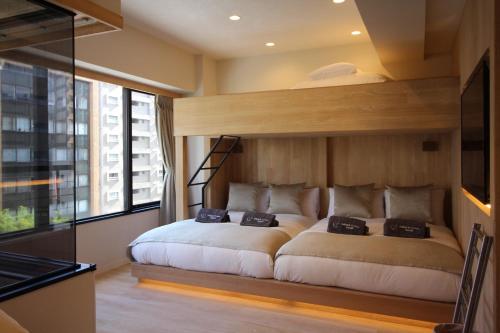东京Sakura Cross Hotel Akihabara的一间卧室,配有两张床