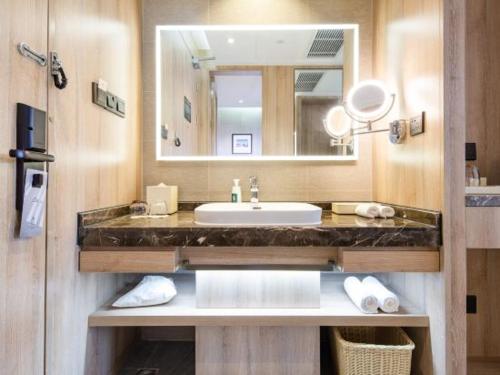 苏州苏州工业园区阳澄湖大道亚朵酒店的一间带水槽和镜子的浴室