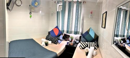 香港Cebu Inn的一间设有床铺和两把椅子的房间