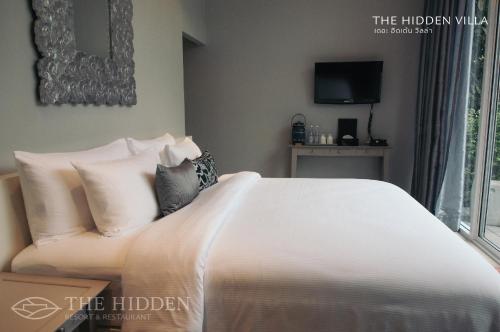 隐蔽度假酒店客房内的一张或多张床位