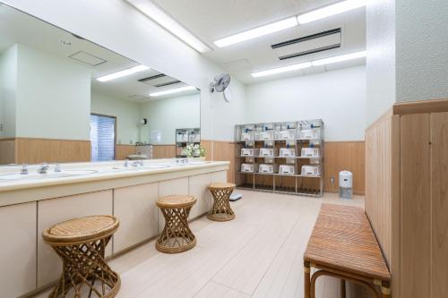 汤泽町Angel Resort Yuzawa的浴室设有2个水槽和2个凳子