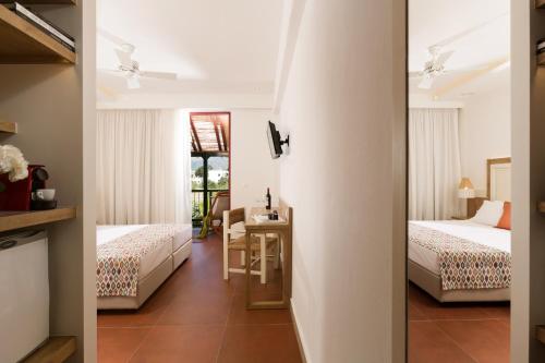 玛利亚卡勒普叟酒店的酒店客房设有两张床和一张桌子。