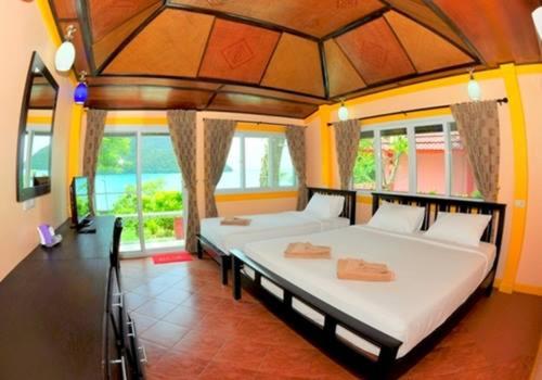 皮皮岛皮皮岛景观酒店的一间带两张床的卧室,位于带窗户的房间内