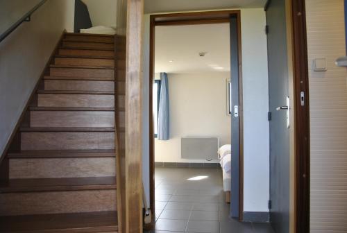 昂布勒特斯乐卡浦道帕乐酒店的走廊设有楼梯,通往卧室