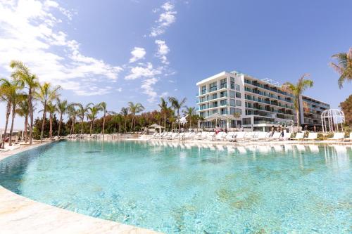 埃斯卡纳BLESS Hotel Ibiza - The Leading Hotels of The World的酒店前方的大型游泳池