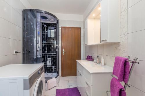 斯科比西奇Apartments Marica的一间带水槽和洗衣机的浴室