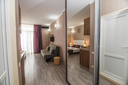 巴统Sea Towers Lux 605的酒店客房带起居室、沙发以及房间。