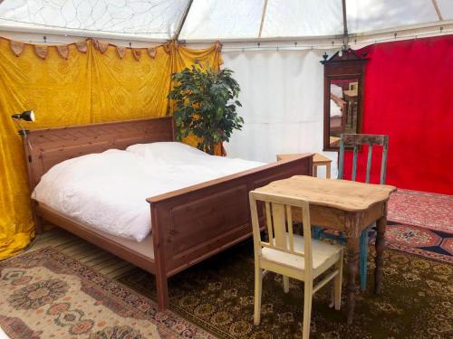 马尔默Grand Circus Hotel的一间卧室配有一张床,帐篷内配有一张桌子