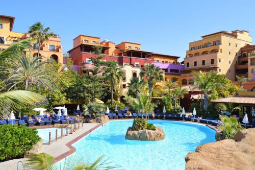 美洲海滩科尔特斯别墅GL欧洲酒店的一座位于酒店后面的游泳池