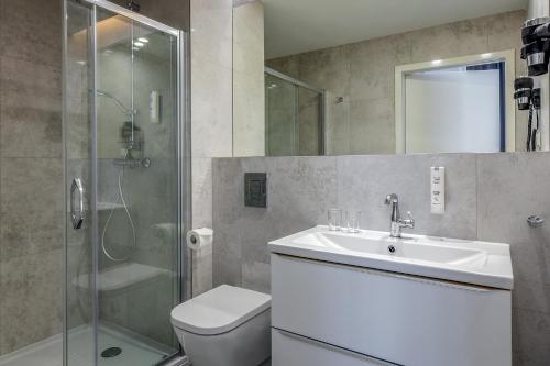 弗罗茨瓦夫Korona Hotel Wroclaw Market Square的浴室配有卫生间、盥洗盆和淋浴。