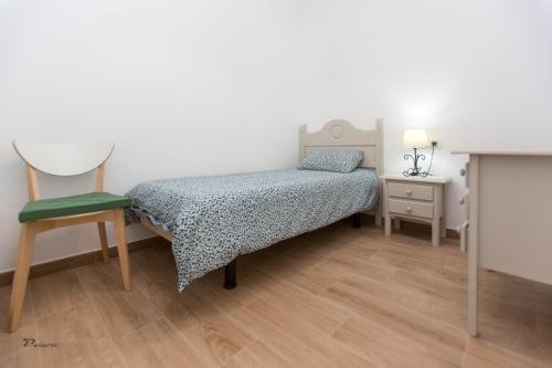 桑卢卡尔-德巴拉梅达Fumiko的一间小卧室,配有一张床和一把椅子