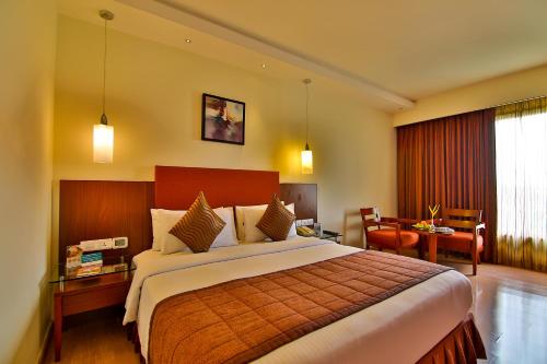 哥印拜陀果库拉姆公园酒店客房内的一张或多张床位
