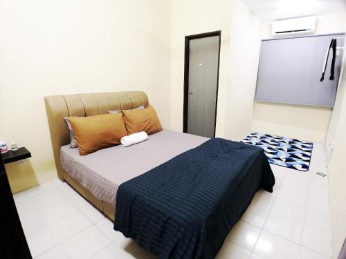 亚娄Eisya Guest House With Pool的一间卧室配有一张带蓝色毯子的床