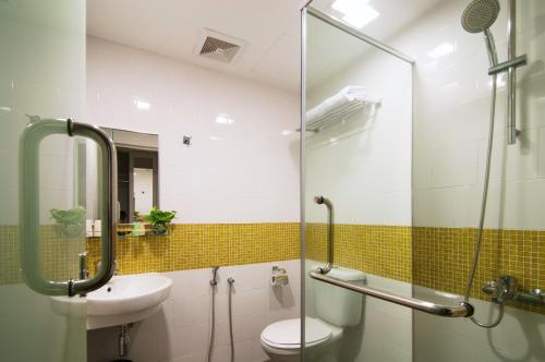 吉隆坡康帕斯酒店集团思庭老清真寺酒店的一间带卫生间和水槽的浴室