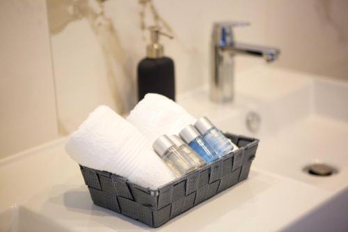 尼库加姆Hotel Paradise Punta的浴室水槽上的一篮毛巾和牙刷