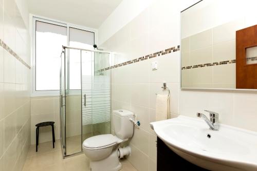 巴特亚姆巴特亚姆旅游4号公寓的浴室配有卫生间、盥洗盆和淋浴。