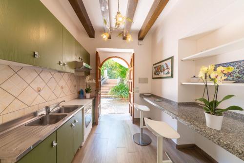 伊斯基亚Appartamenti Ischia la Sentinella的厨房配有水槽和台面