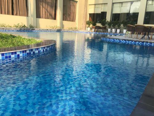Ðại TiêtNGAN HA HOTEL的大楼里的一个大型蓝色游泳池