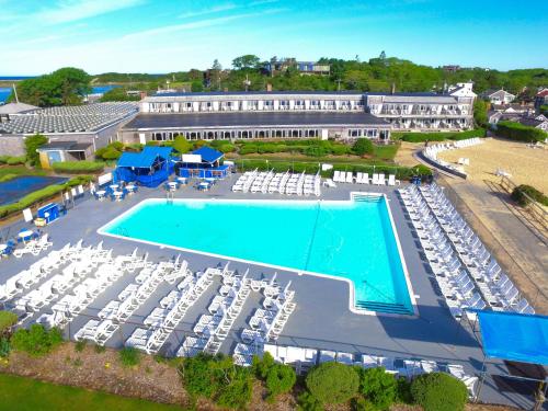 普罗温斯敦普罗文斯镇酒店的享有带游泳池和椅子的度假村的空中景致